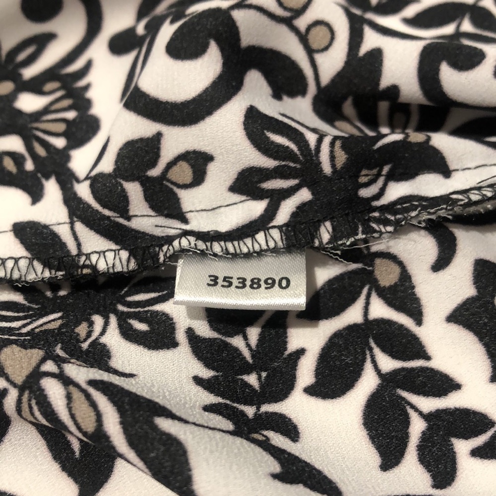 THE LOFT (EUC) Sleeveless Blouse Black&White Floral Design. Comfortable! Size SP - Picture 6 of 10